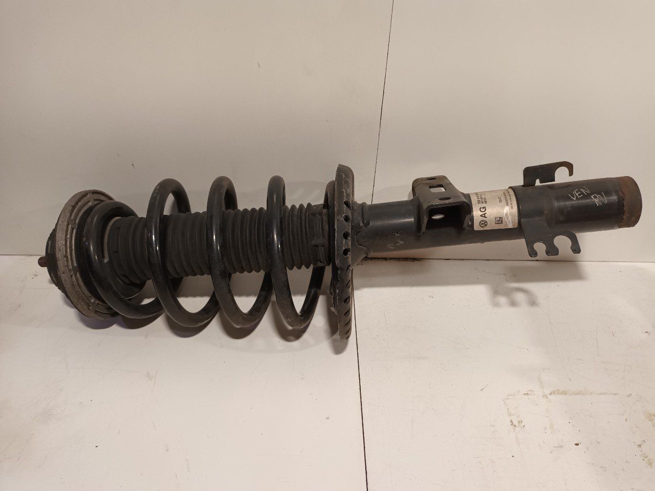 Veerpoot rechts voor Volkswagen Transporter strut complete single usado en Menorca