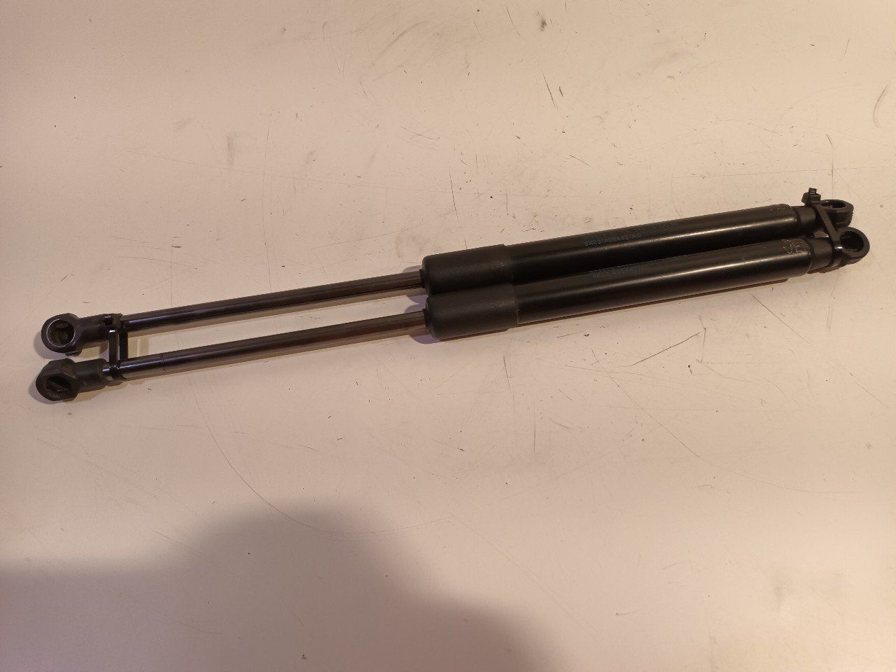 Gasdrukveerset achter Jaguar XF gas spring gas spring dampers rear lid left and right usado en Menorca