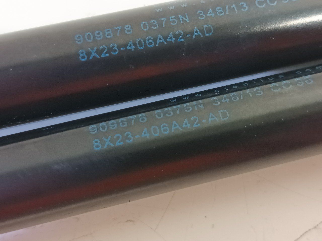 Gasdrukveerset achter Jaguar XF gas spring gas spring dampers rear lid left and right usado en Menorca foto 4