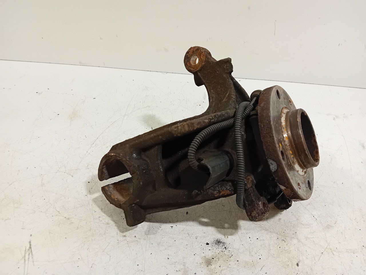 Wielnaaf links voor Peugeot 207 wheel hub usado en Menorca foto 2