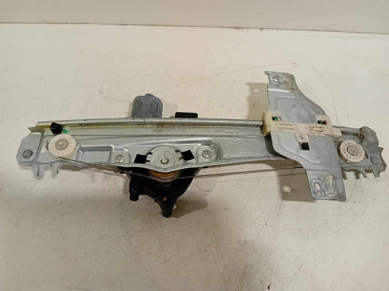 Raammechaniek elektrisch links achter Peugeot 2008 window mechanism usado en Menorca foto 4
