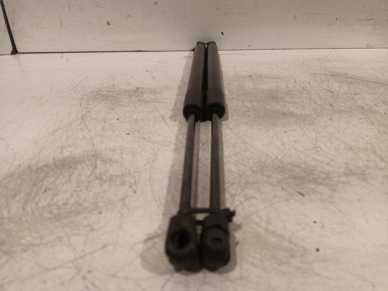 Gasdrukveerset achter Opel Meriva gas spring gas spring dampers rear lid left and right usado en Menorca foto 5