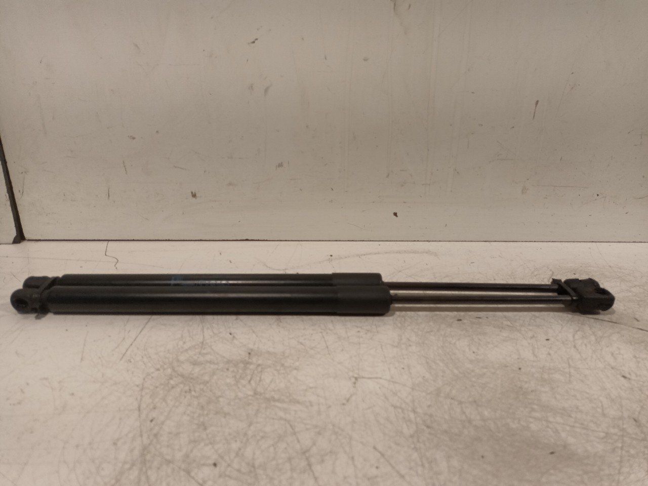 Gasdrukveerset achter Opel Meriva gas spring gas spring dampers rear lid left and right usado en Menorca foto 2