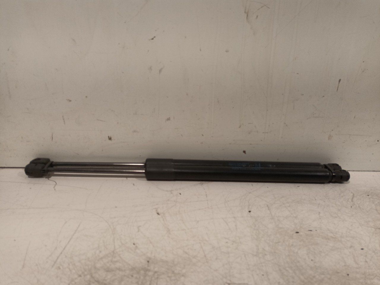 Gasdrukveerset achter Opel Meriva gas spring gas spring dampers rear lid left and right usado en Menorca foto 4