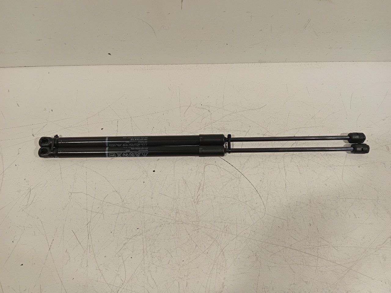 Gasdrukveerset achter Volkswagen Taigo gas spring gas spring dampers rear lid left and right usado en Menorca foto 6