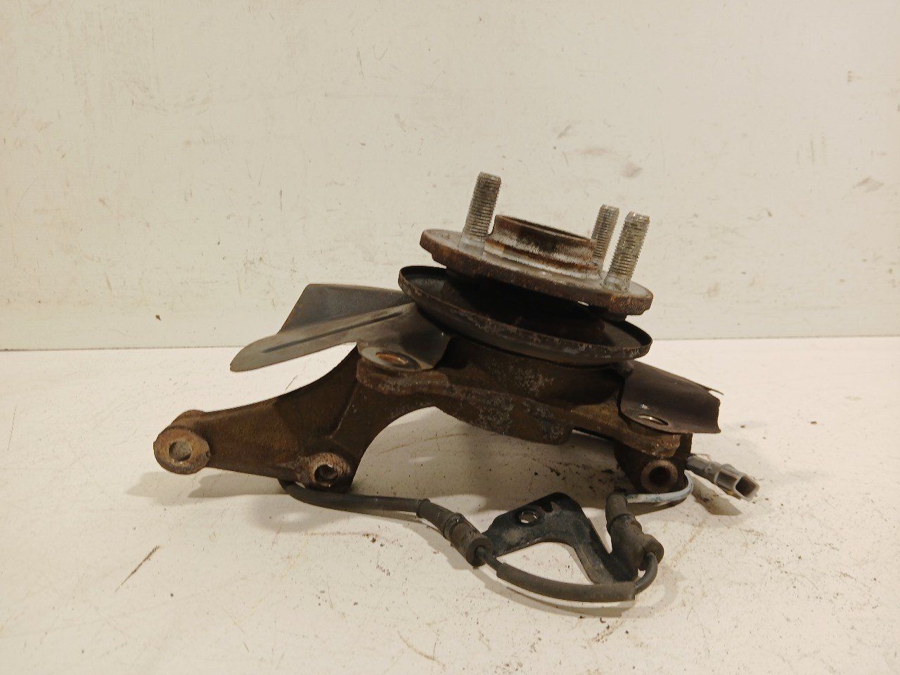 Wielnaaf links voor Kia Stonic wheel hub usado en Menorca foto 3