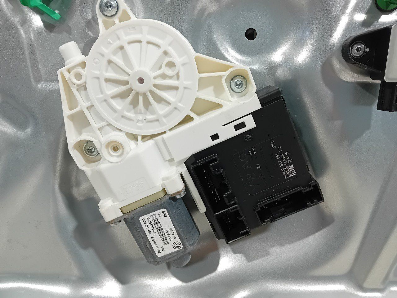 Raammechaniek elektrisch rechts voor Volkswagen Tiguan window mechanism usado en Menorca foto 2