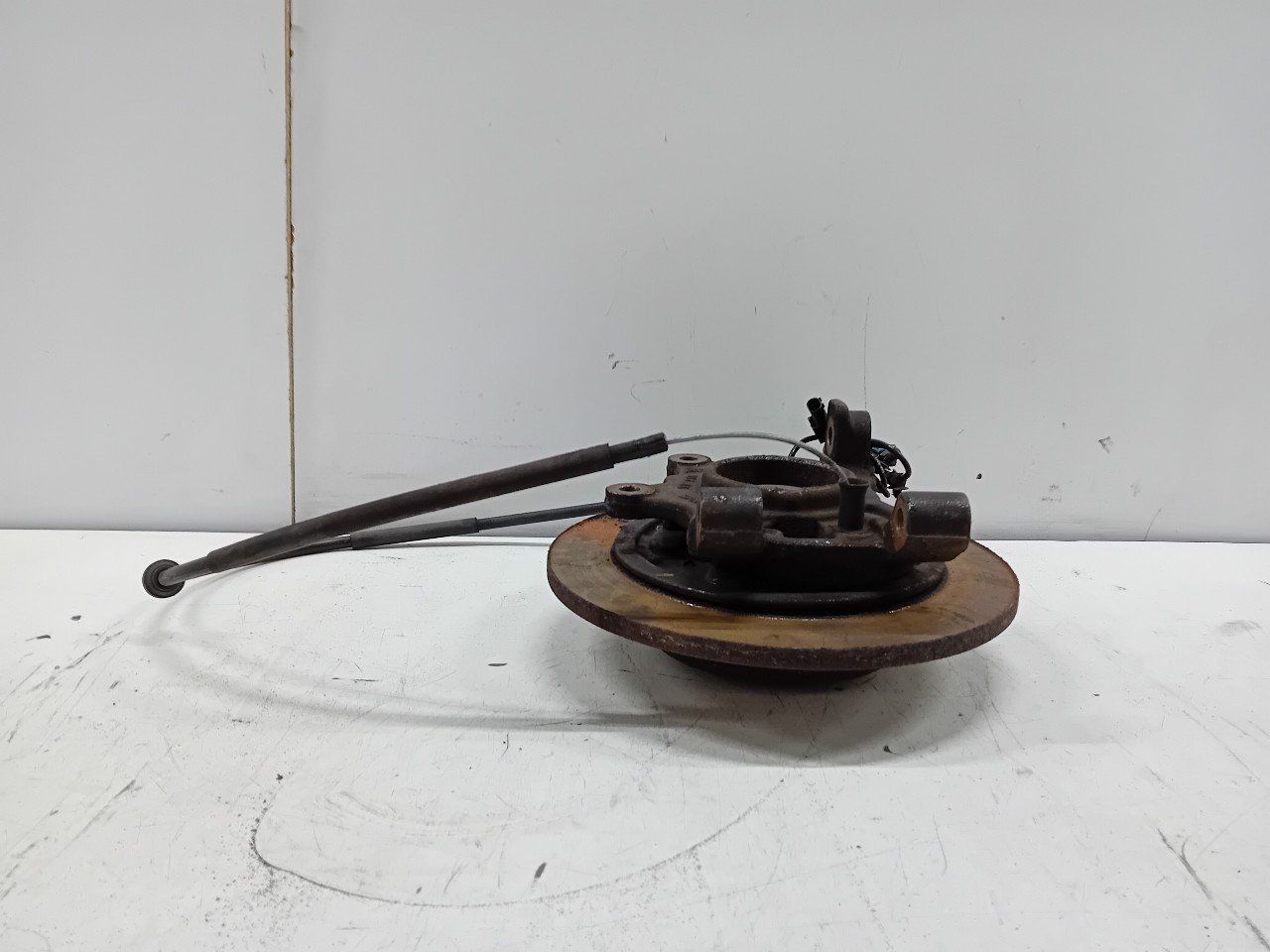 Wielnaaf links achter Mercedes-Benz Vito wheel hub usado en Menorca foto 4