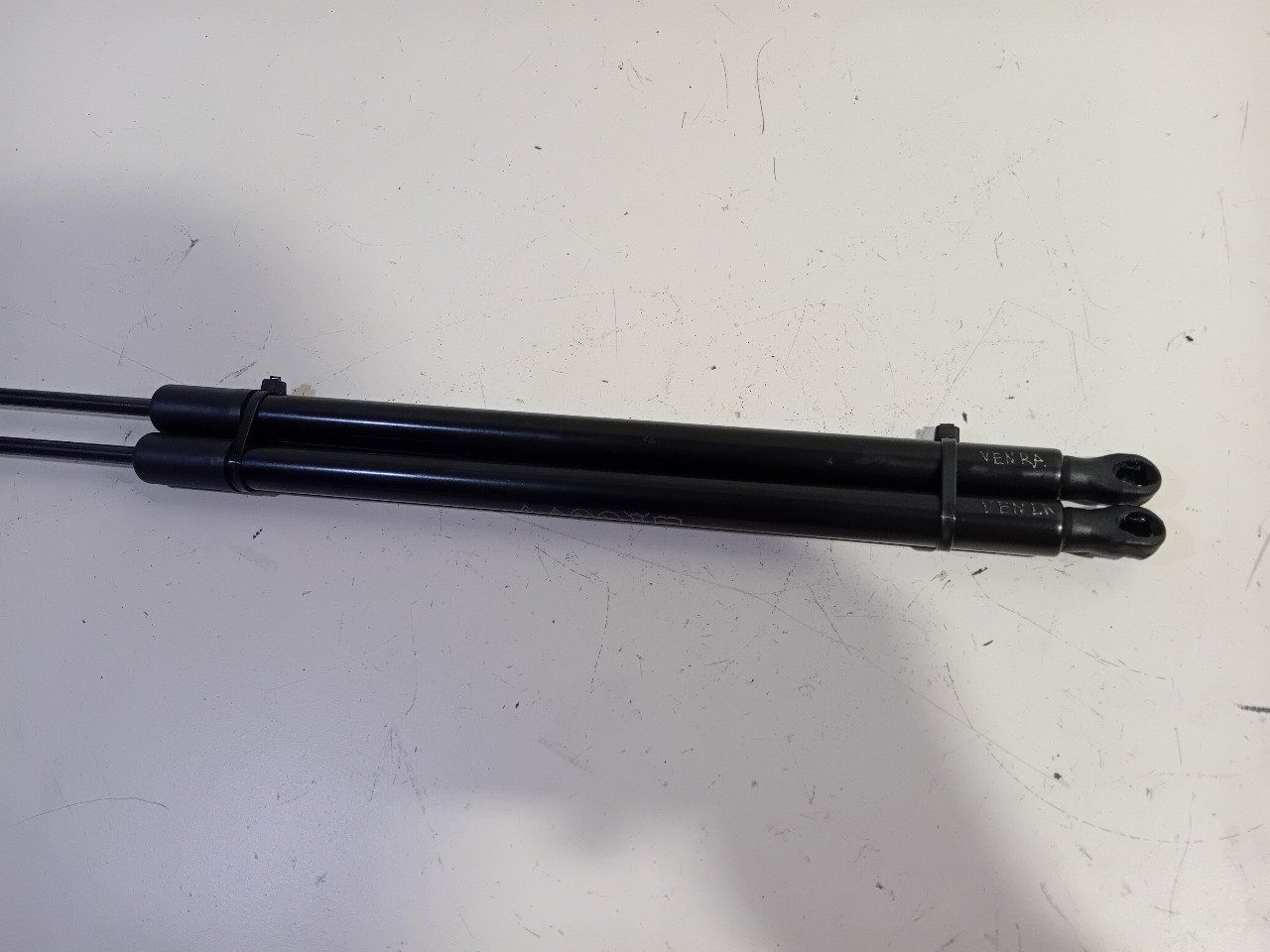 Gasdrukveerset achter Volkswagen Golf gas spring gas spring dampers rear lid left and right usado en Menorca foto 3