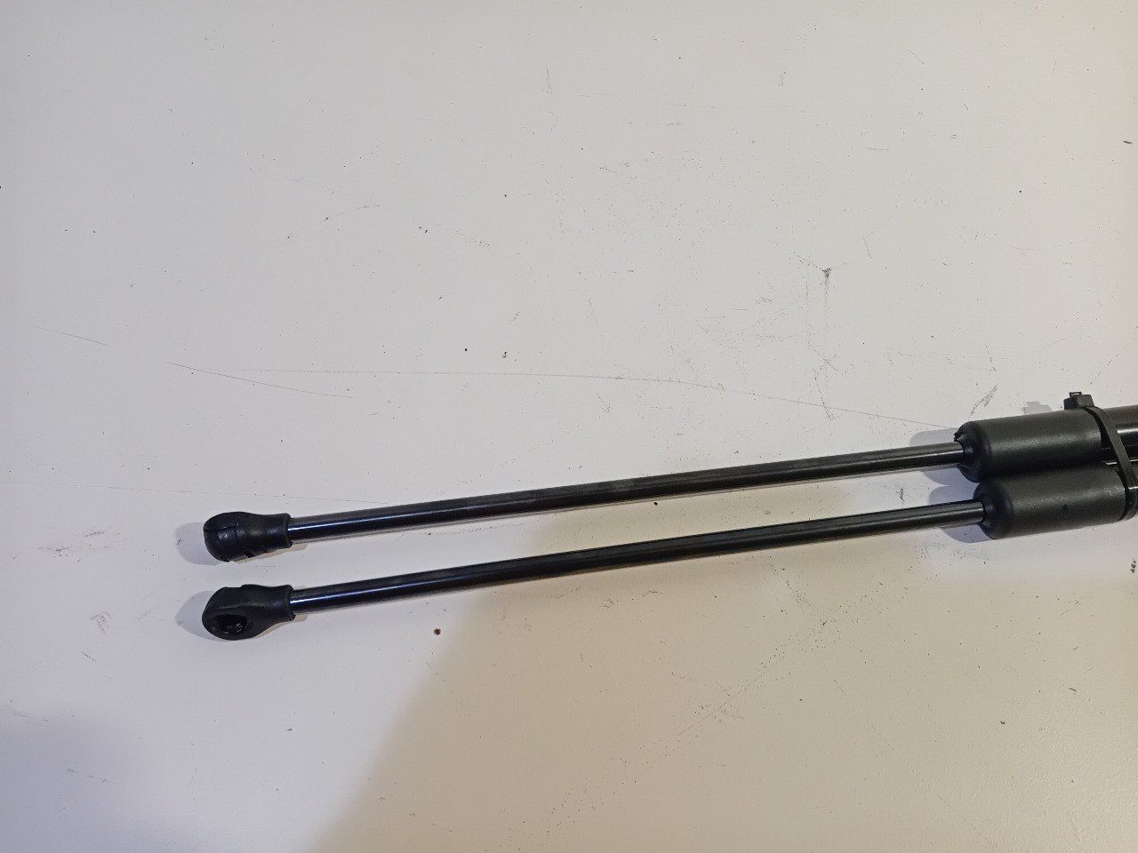 Gasdrukveerset achter Volkswagen Golf gas spring gas spring dampers rear lid left and right usado en Menorca