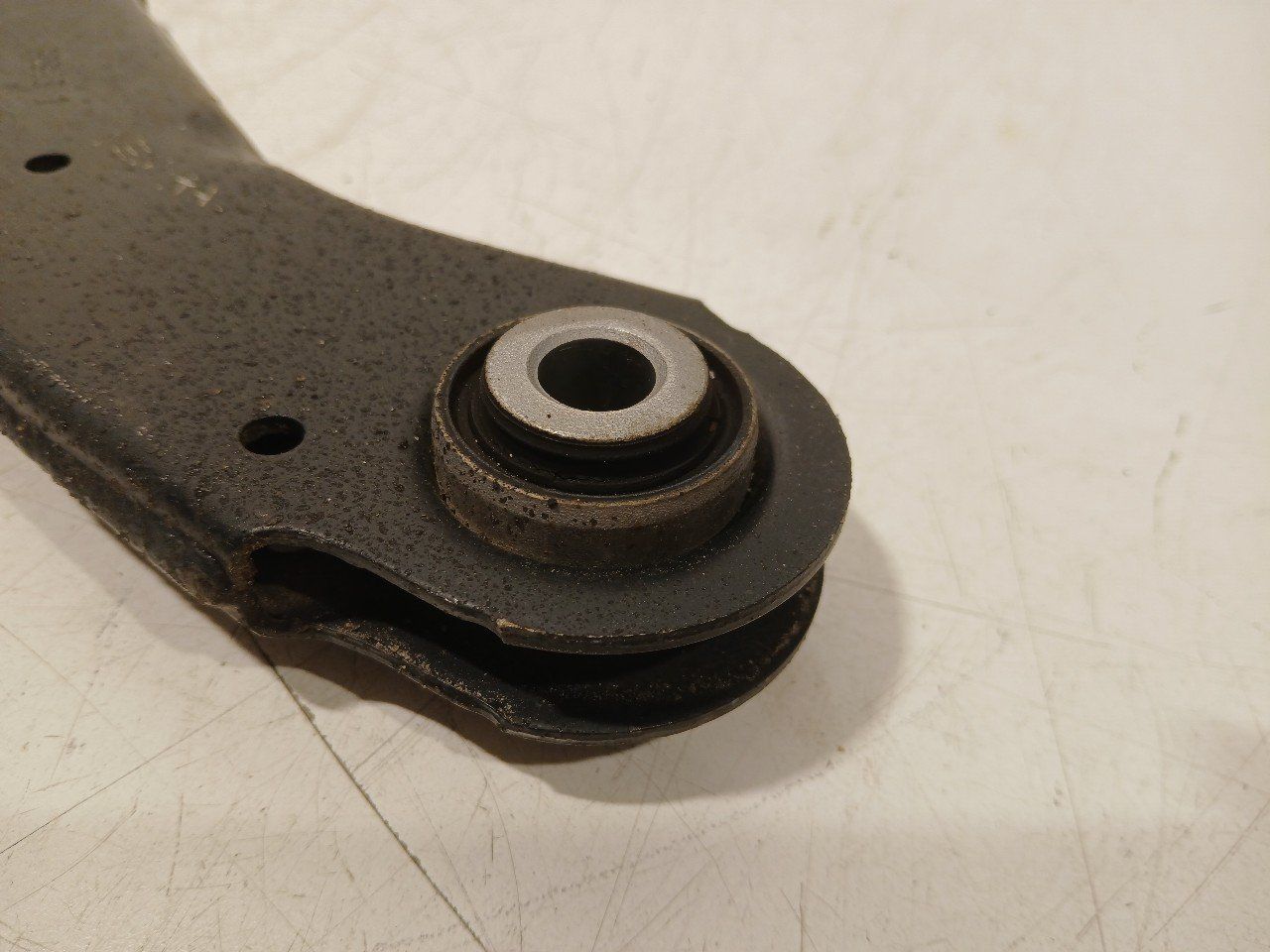 Draagarm rechts achter boven Lynk & Co 01 support arm usado en Menorca foto 3