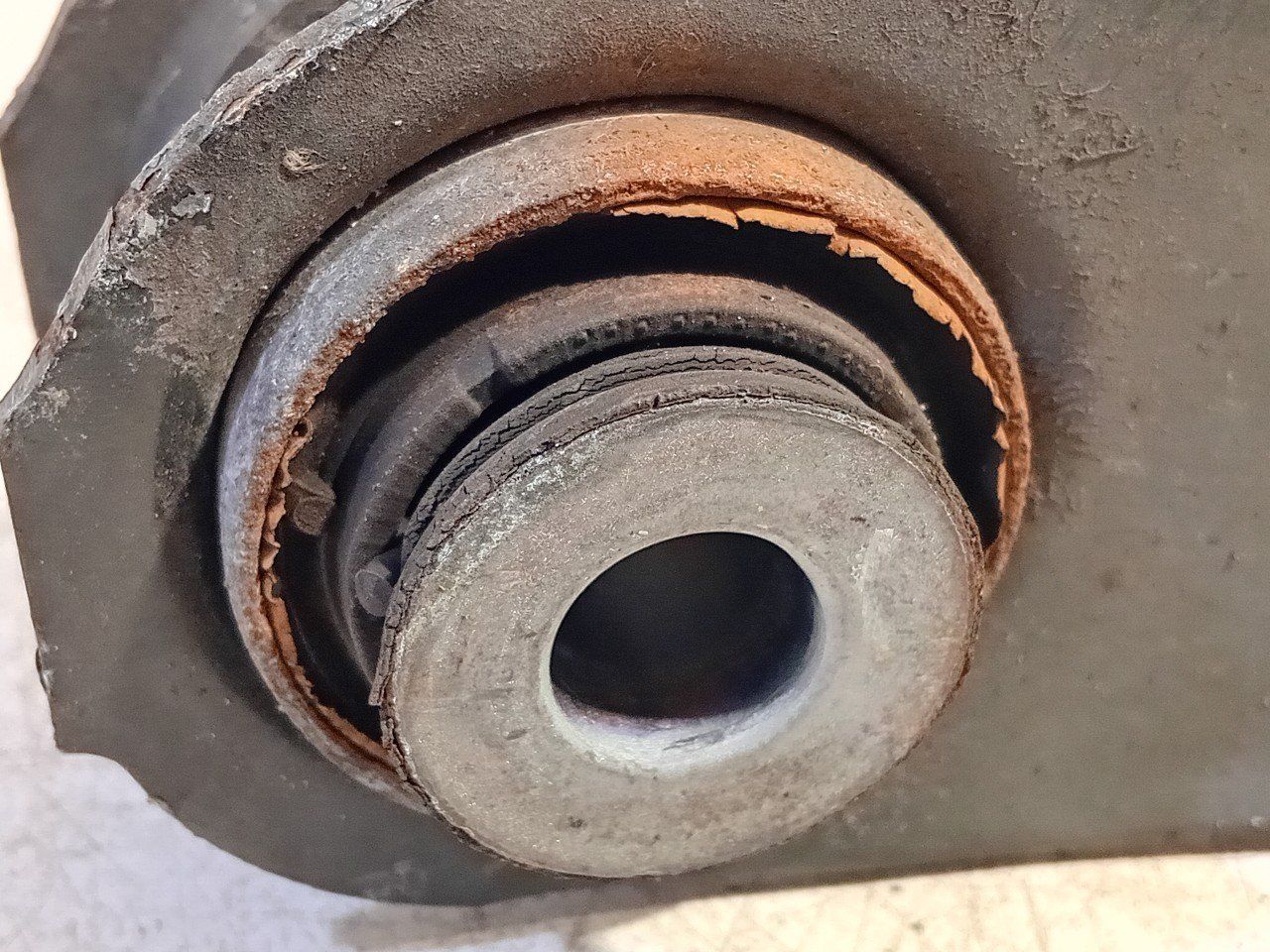 Draagarm rechts achter onder BMW 3 serie support arm usado en Menorca foto 2