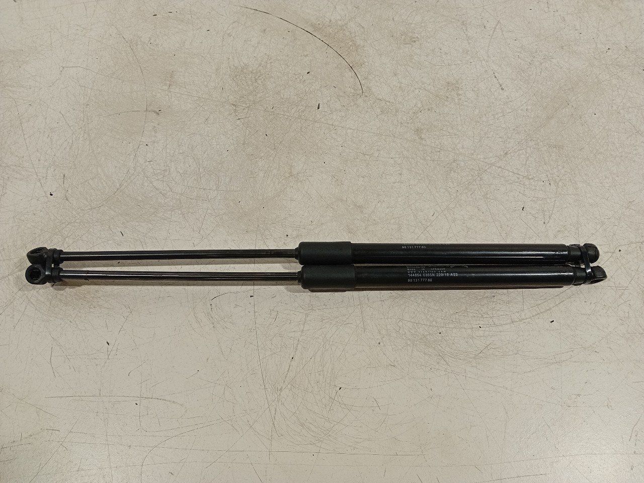 Gasdrukveerset achter Citroën C3 gas spring gas spring dampers rear lid left and right usado en Menorca