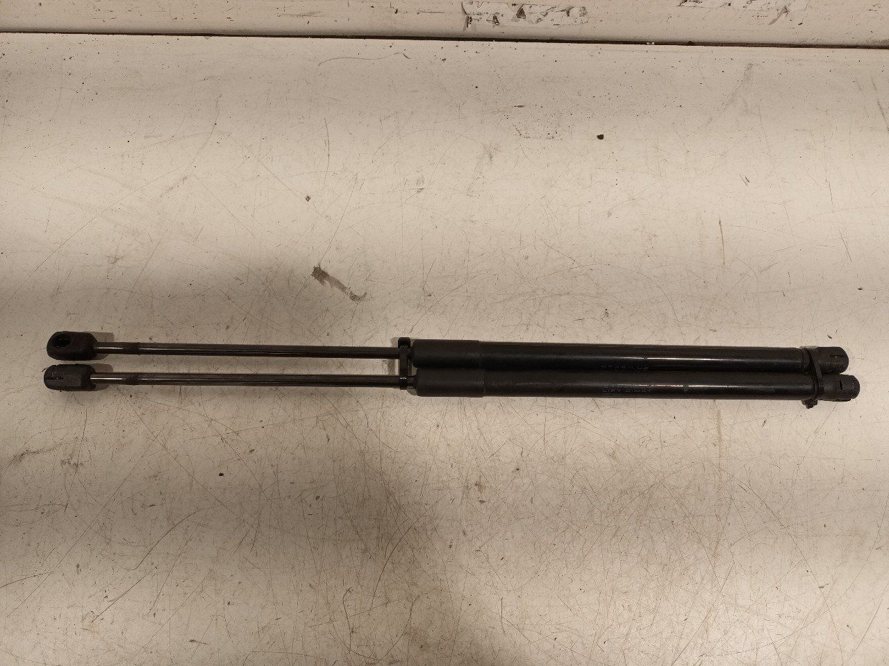 Gasdrukveerset achter Citroën DS4 gas spring gas spring dampers rear lid left and right usado en Menorca foto 2