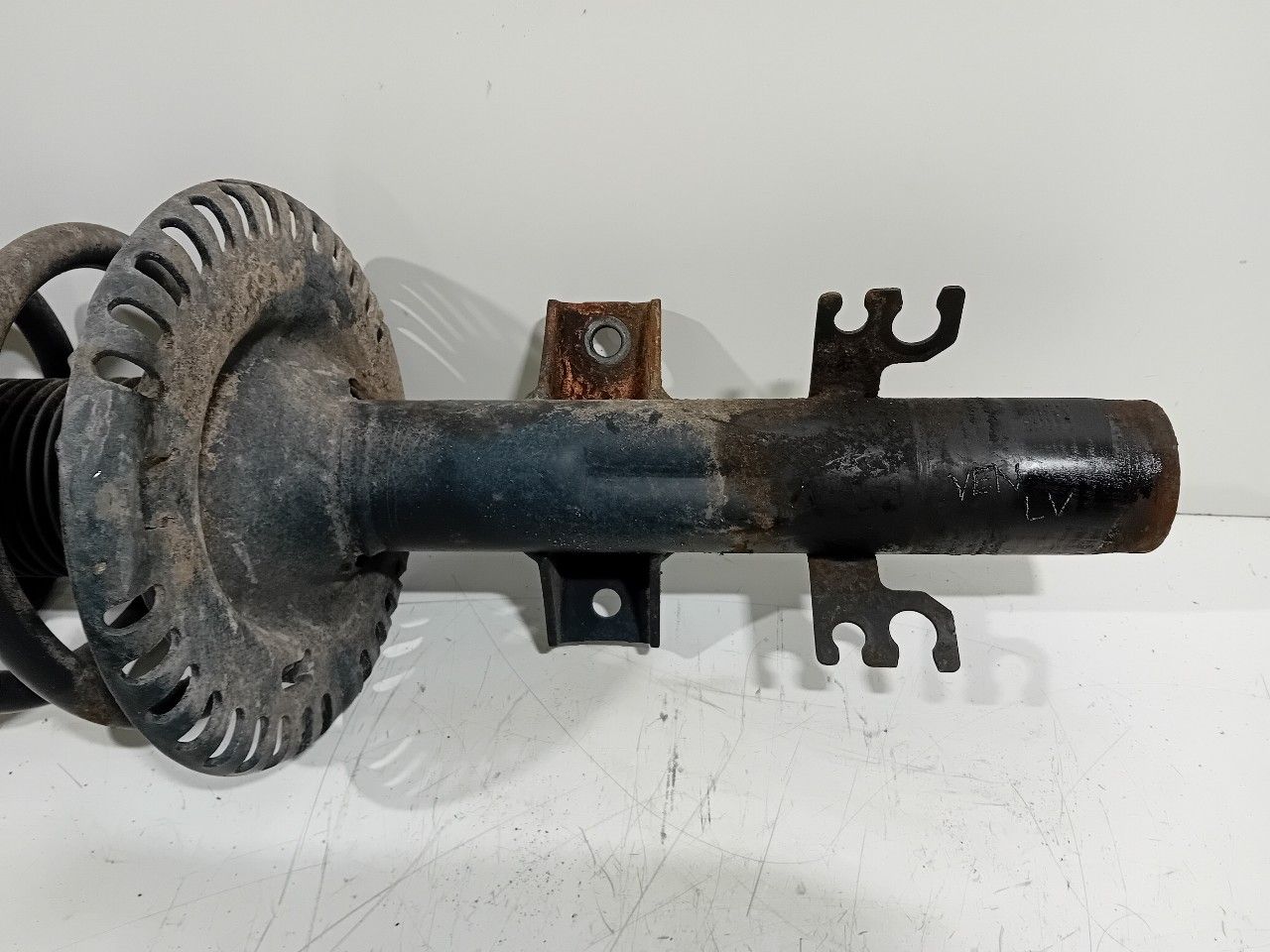 Veerpoot links voor Volkswagen Transporter strut complete single usado en Menorca foto 2