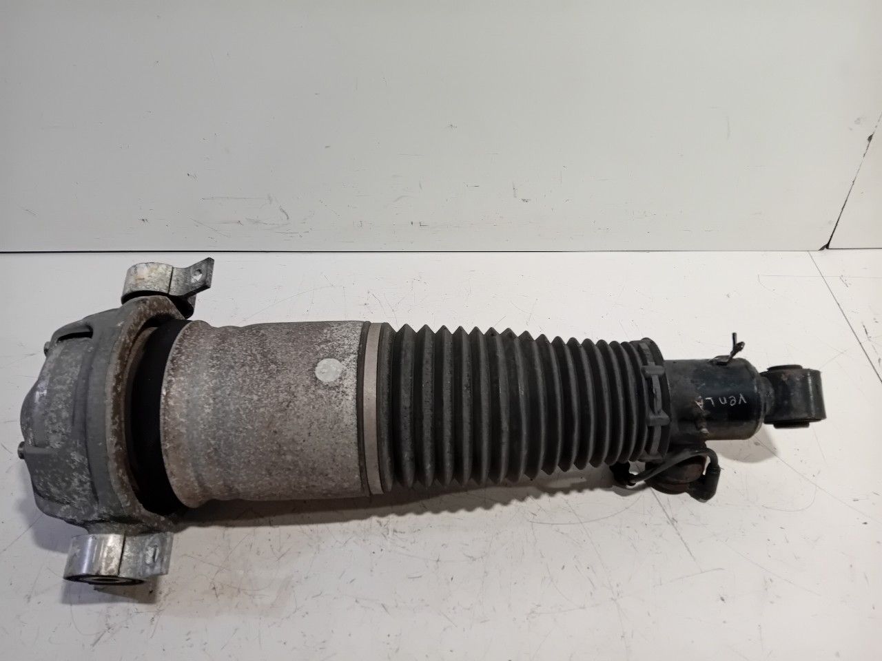 Veerpoot links achter Porsche Cayenne strut complete single usado en Menorca foto 6