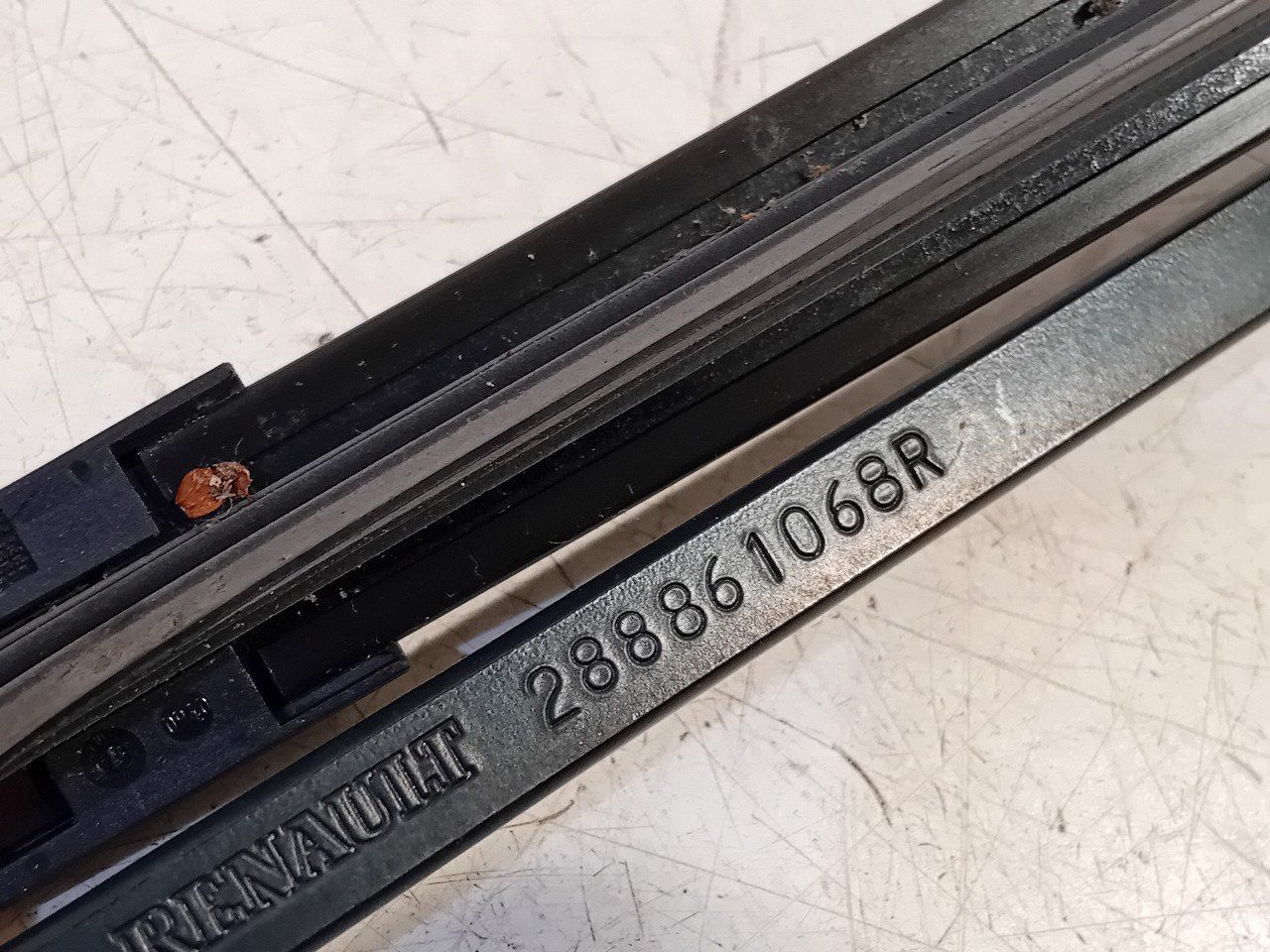 Ruitenwisserarm rechts voor Renault Mégane windscreen wiper arm usado en Menorca foto 6