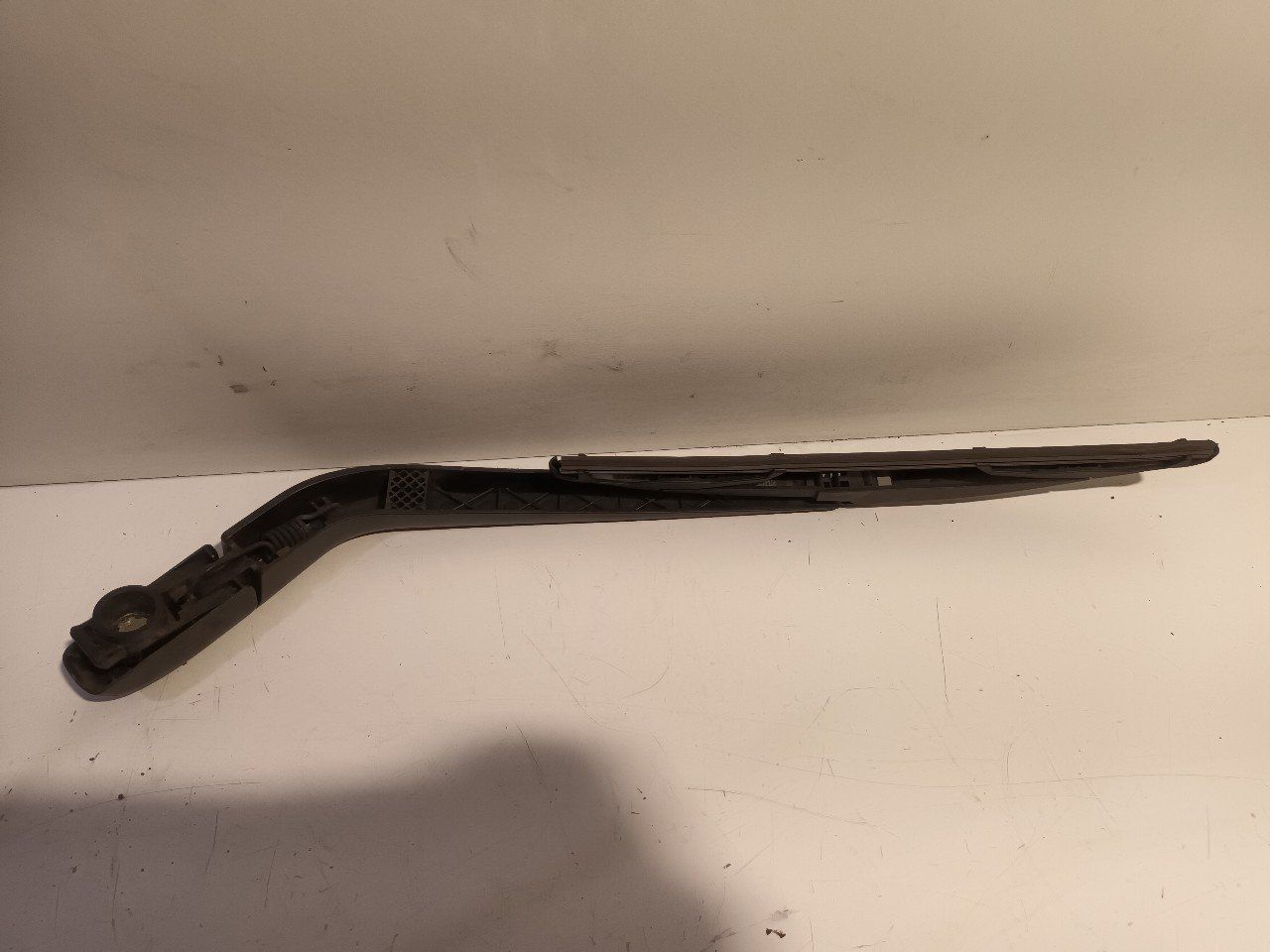 Ruitenwisserarm achterruit Toyota Auris windscreen wiper arm usado en Menorca foto 3