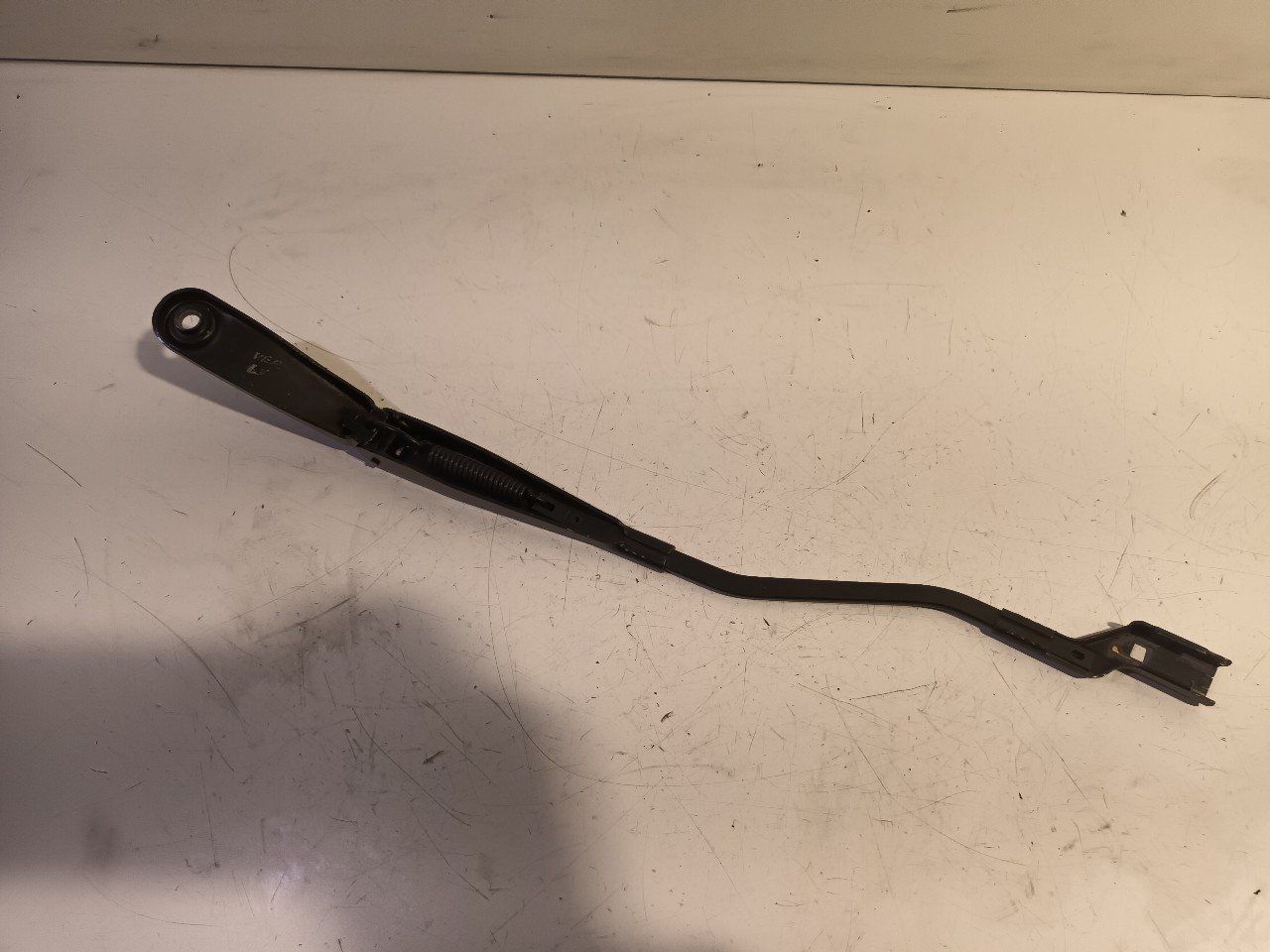 Ruitenwisserarm links voor Volvo V40 windscreen wiper arm usado en Menorca foto 3
