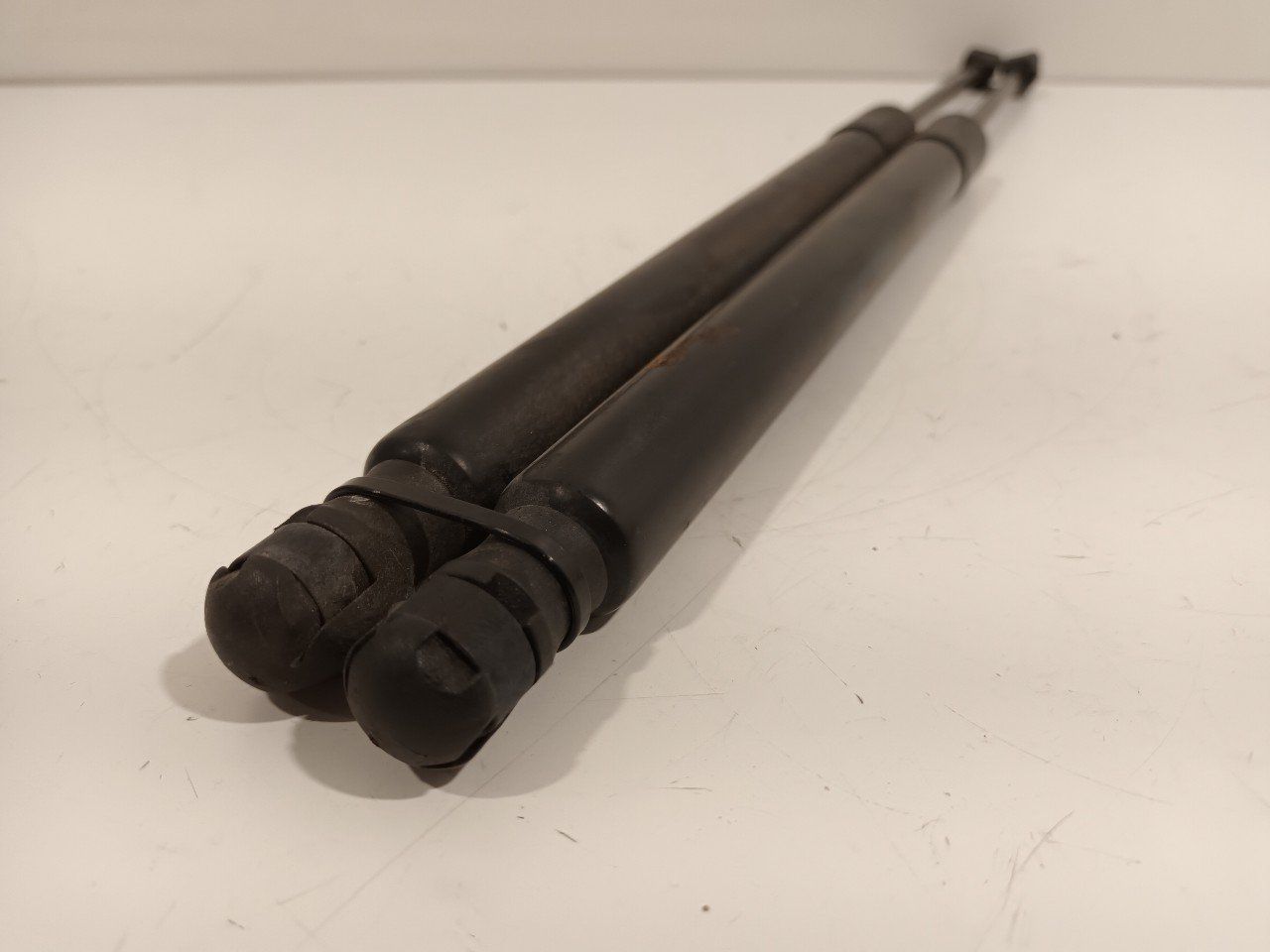 Gasdrukveerset achter Opel Zafira gas spring gas spring dampers rear lid left and right usado en Menorca foto 6