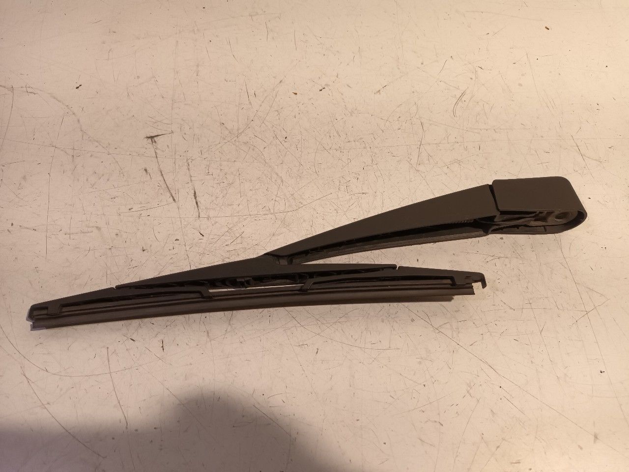 Ruitenwisserarm achterruit Peugeot 308 windscreen wiper arm usado en Menorca