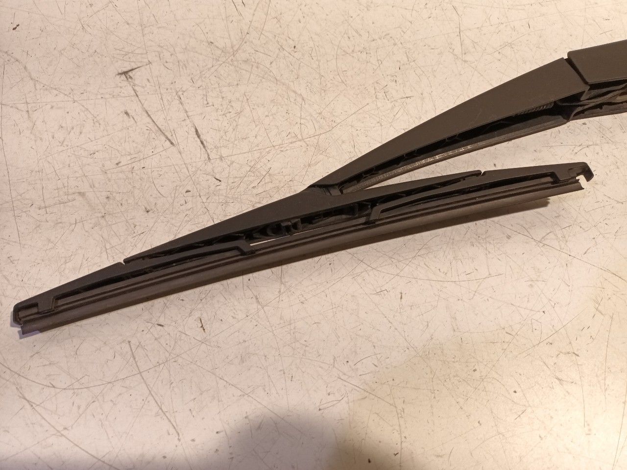 Ruitenwisserarm achterruit Peugeot 308 windscreen wiper arm usado en Menorca foto 2