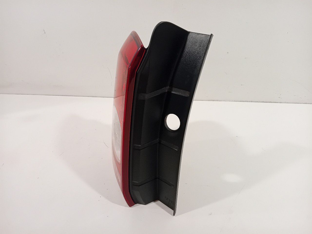 Achterlicht links buiten Dacia Duster tail light single usado en Menorca foto 2