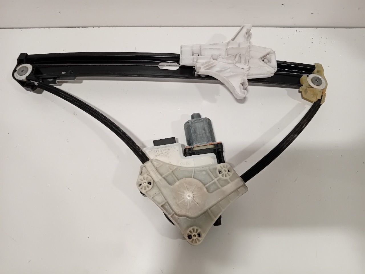 Raammechaniek elektrisch rechts achter Volkswagen T-Roc window mechanism usado en Menorca foto 5