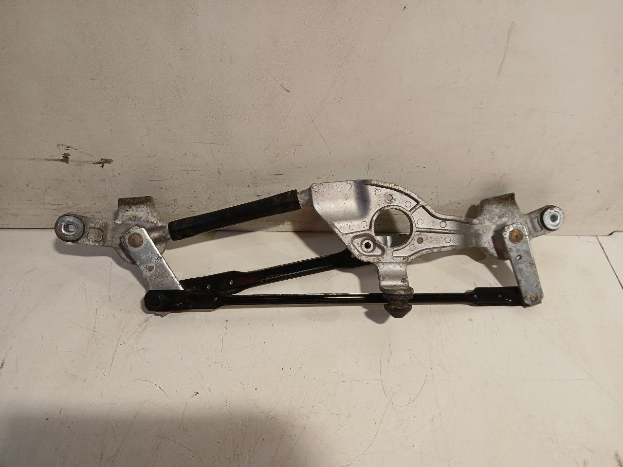 Ruitenwisser mechaniek achter Hyundai Kona windshield wiper mechanism usado en Menorca foto 2