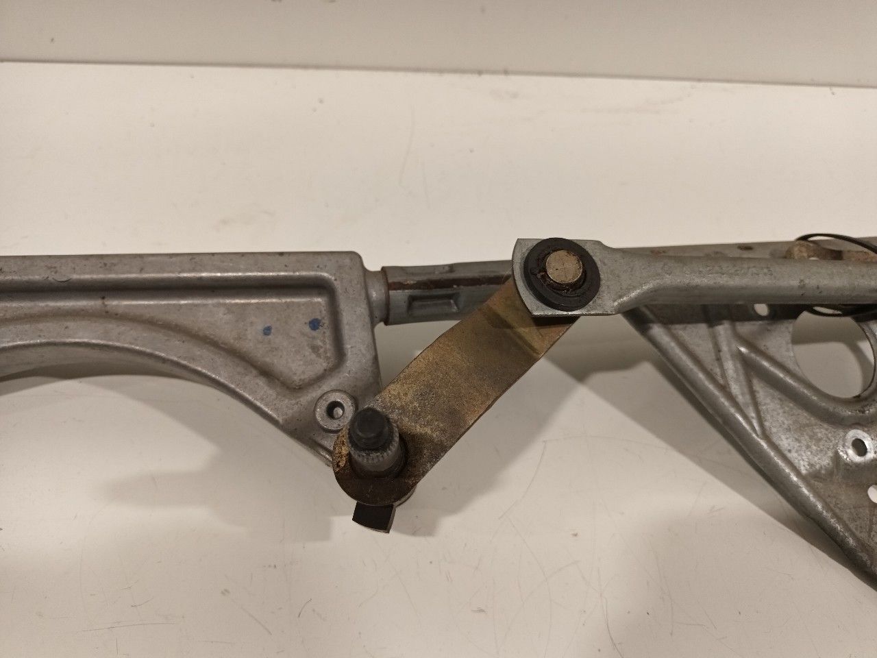 Ruitenwisser mechaniek voor Mercedes-Benz C-Clase windshield wiper mechanism usado en Menorca foto 4