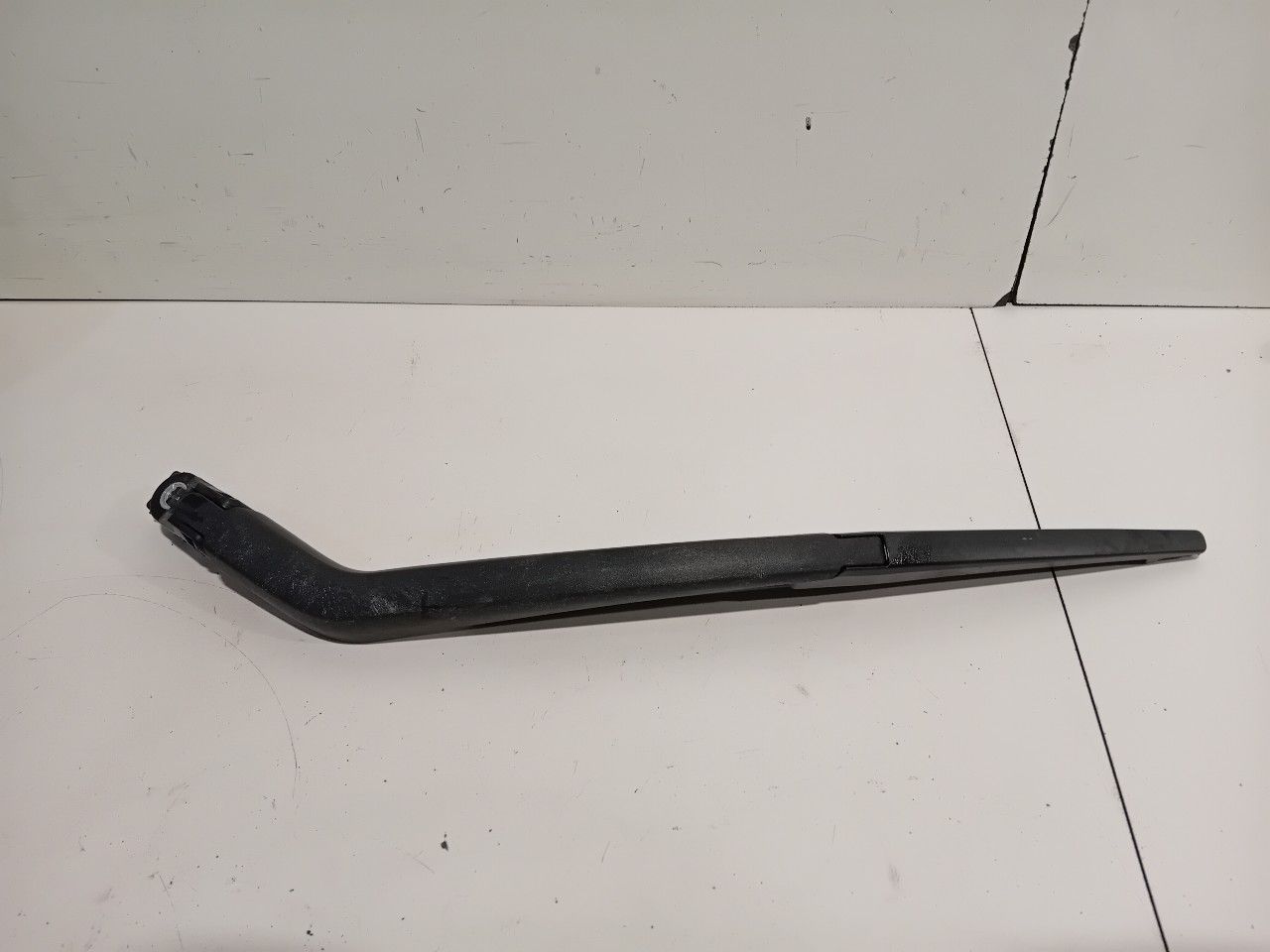 Ruitenwisserarm achterruit Toyota Yaris windscreen wiper arm usado en Menorca