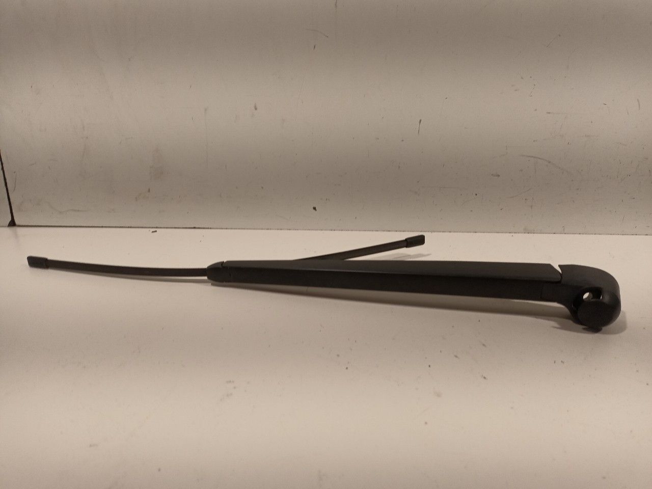Ruitenwisserarm achterruit Volkswagen Transporter windscreen wiper arm usado en Menorca foto 2
