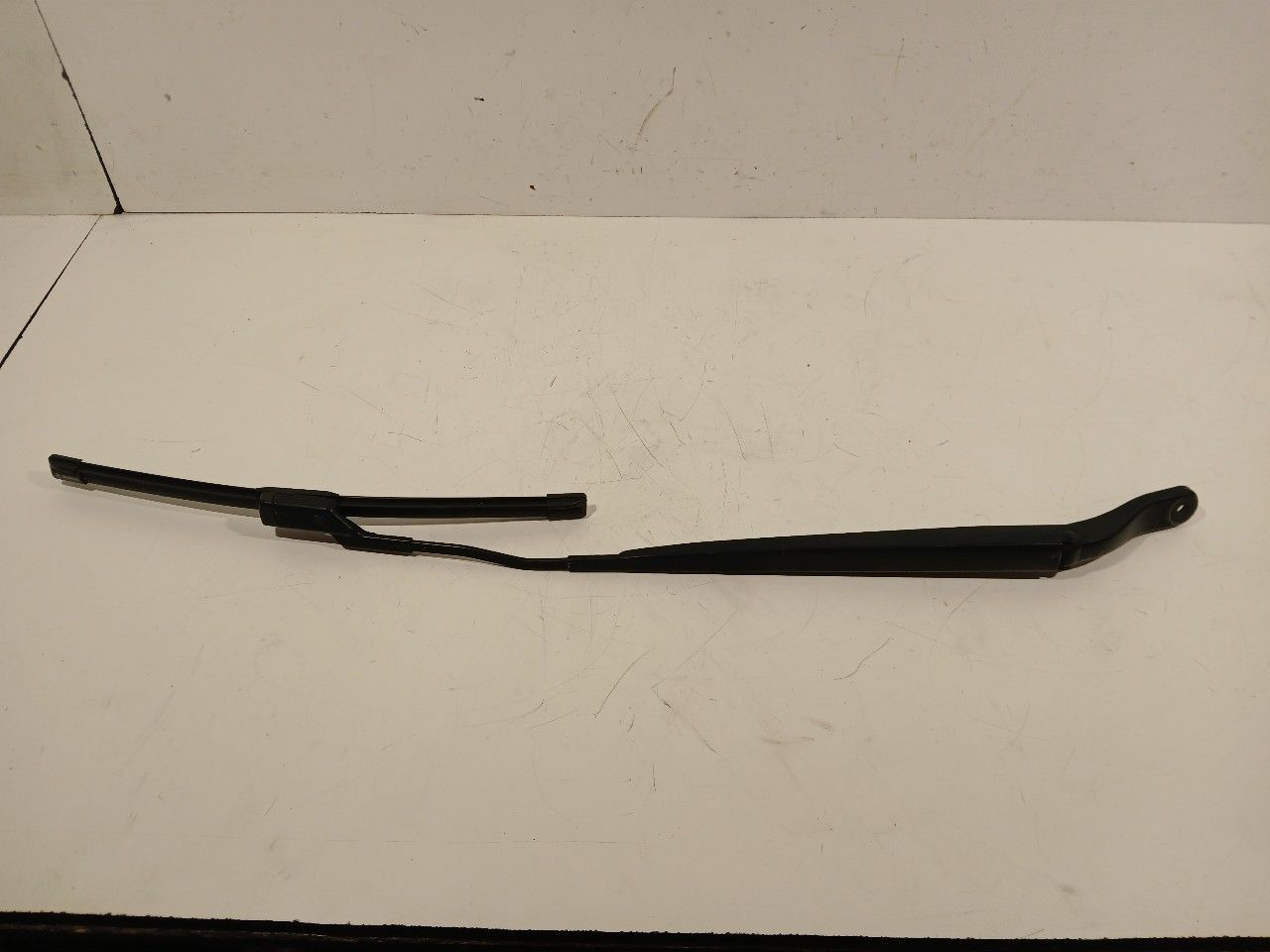 Ruitenwisserarm rechts voor Peugeot 208 windscreen wiper arm usado en Menorca