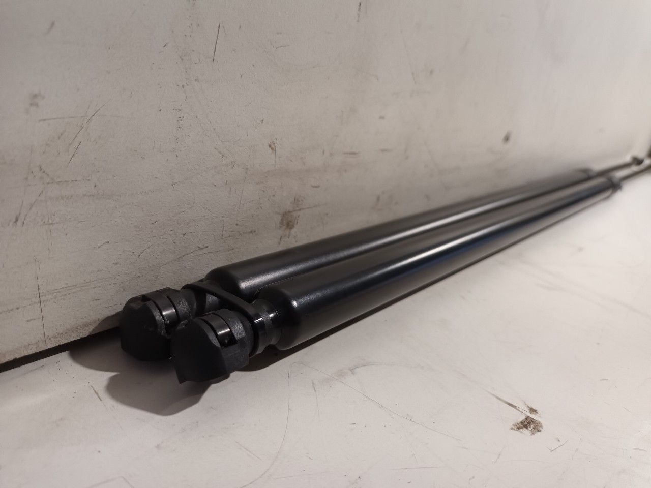 Gasdrukveerset achter Mercedes-Benz Citan gas spring gas spring dampers rear lid left and right usado en Menorca foto 2