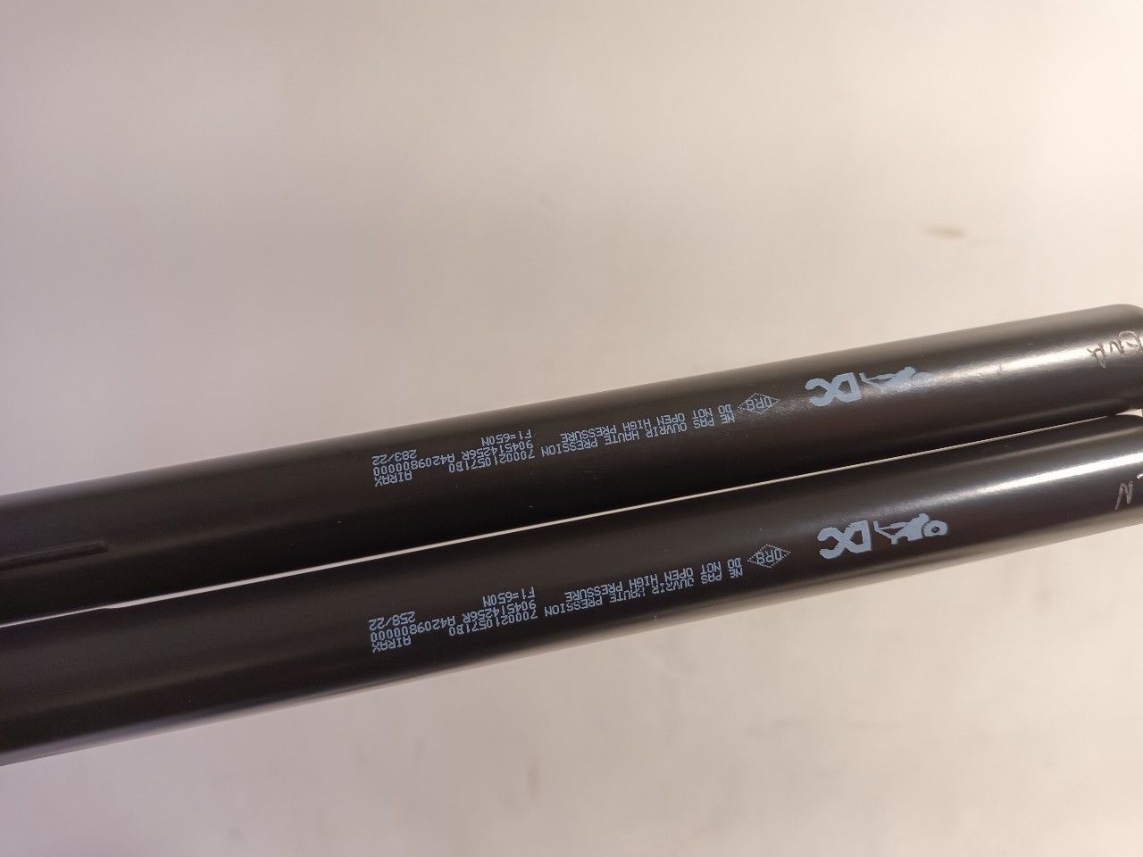 Gasdrukveerset achter Mercedes-Benz Citan gas spring gas spring dampers rear lid left and right usado en Menorca foto 4