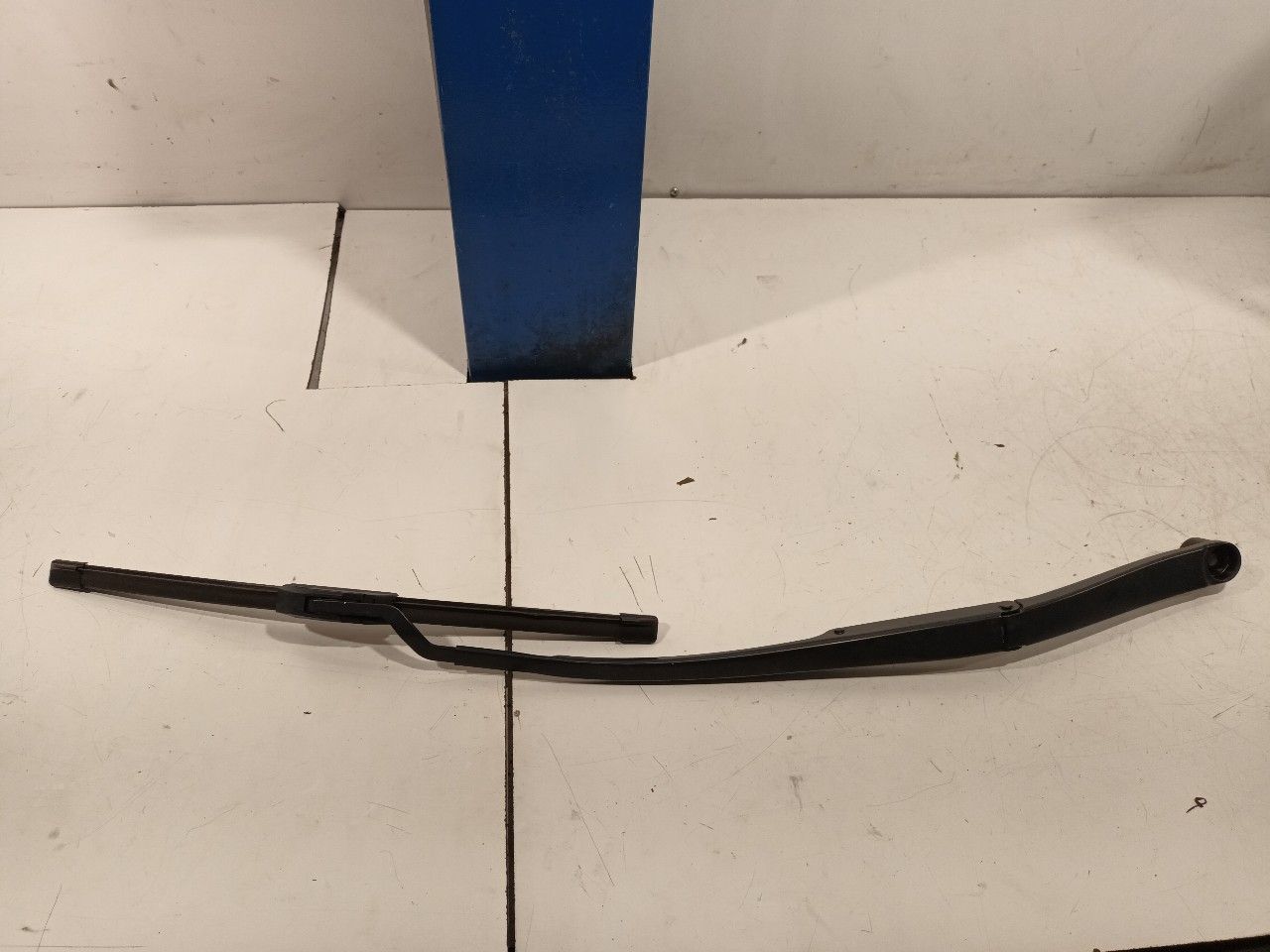 Ruitenwisserarm rechts voor Hyundai Ioniq windscreen wiper arm usado en Menorca
