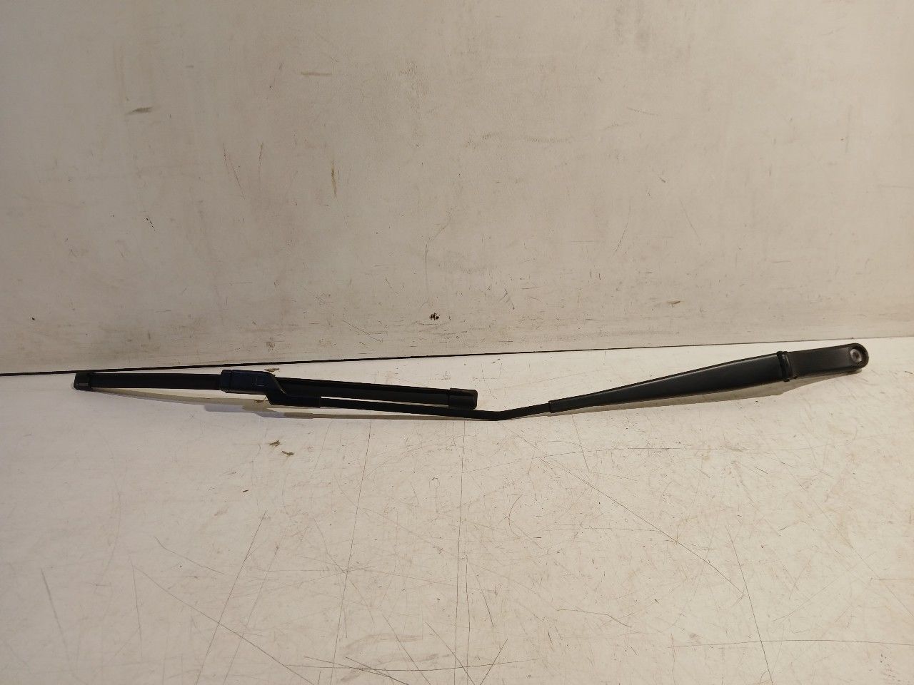 Ruitenwisserarm rechts voor Volkswagen Golf windscreen wiper arm usado en Menorca