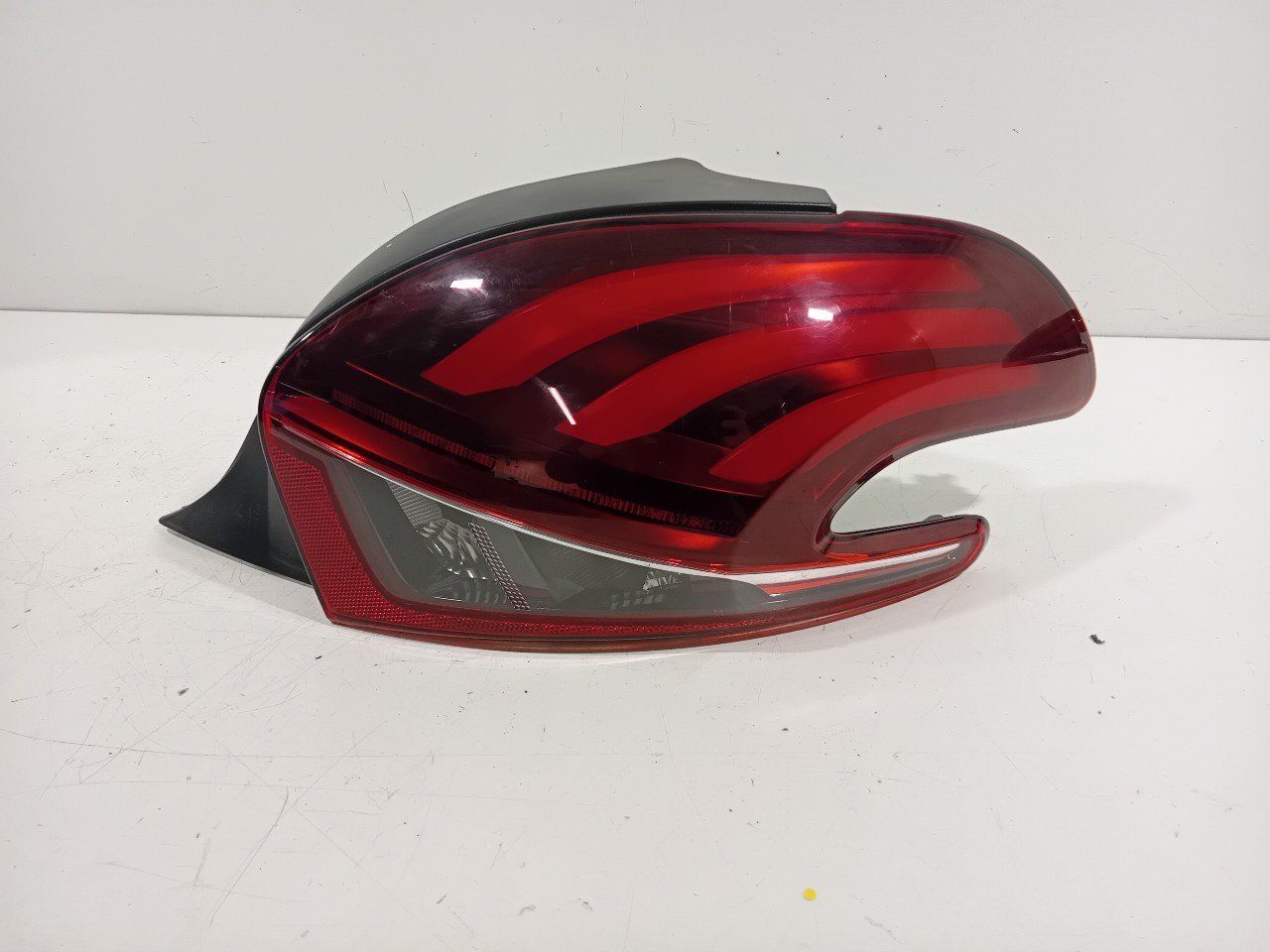 Achterlicht carrosserie rechts Peugeot 208 tail light single usado en Menorca