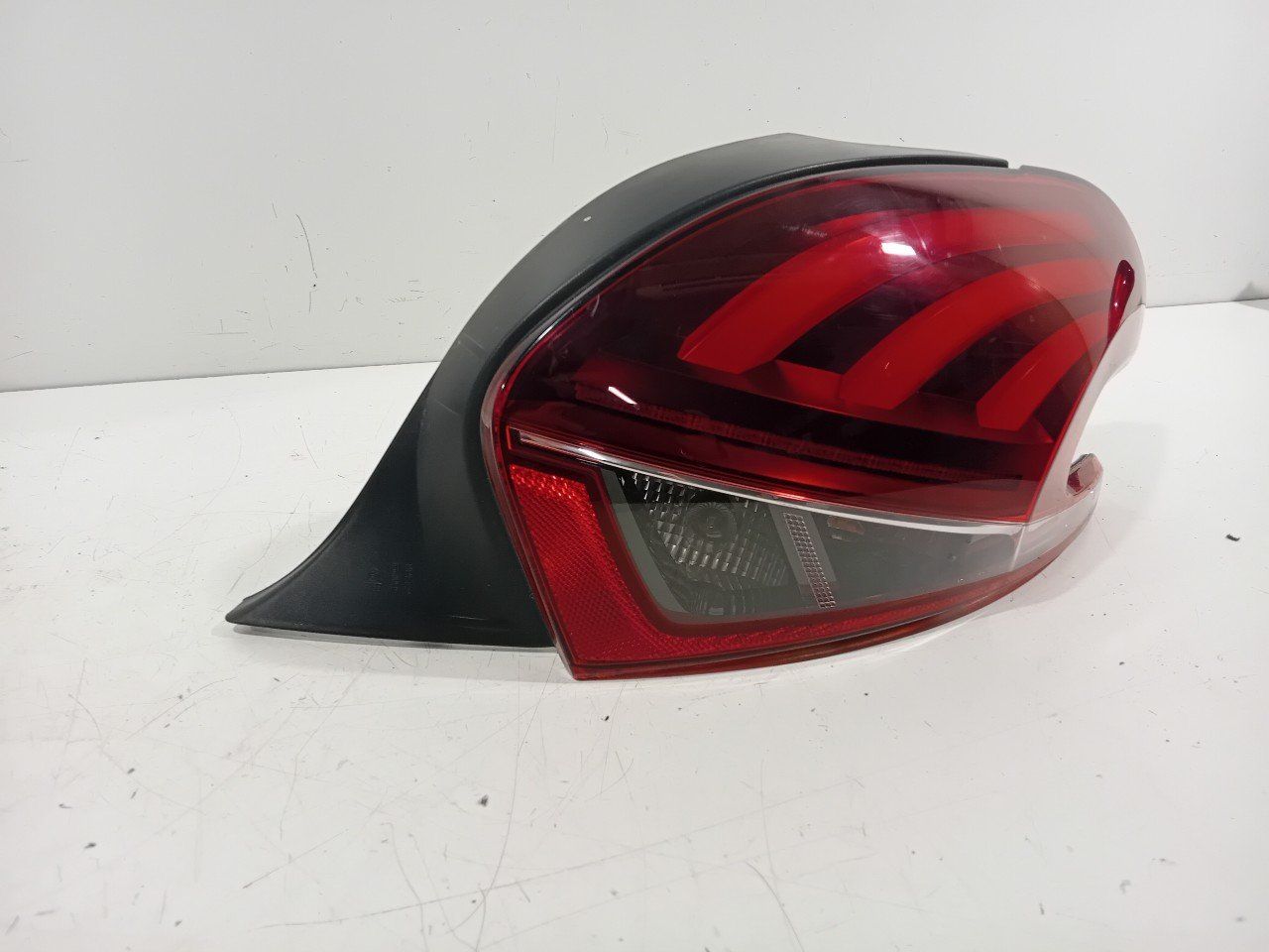 Achterlicht carrosserie rechts Peugeot 208 tail light single usado en Menorca foto 2