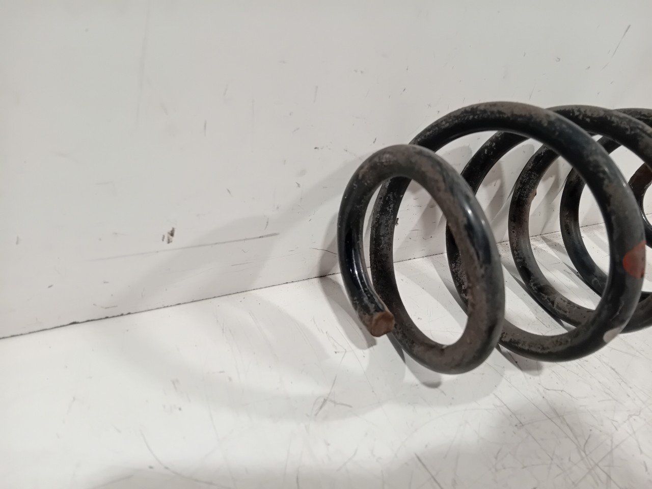 Schroefveer links achter Nissan Juke spiral spring usado en Menorca foto 2