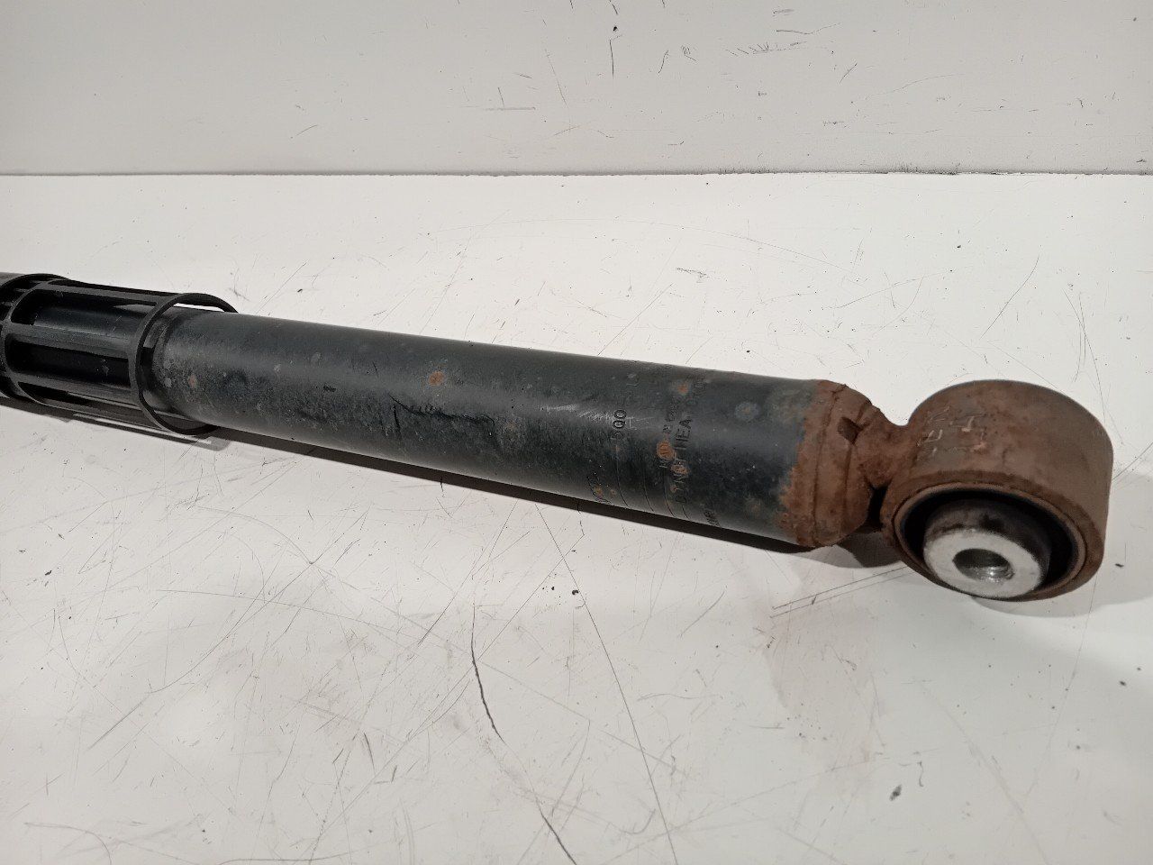 Schokbreker links achter Seat Ateca shock absorber single usado en Menorca foto 3