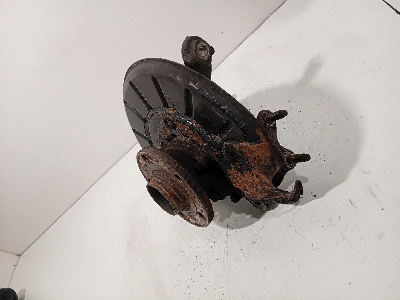 Wielnaaf links voor Volkswagen Tiguan wheel hub usado en Menorca foto 3