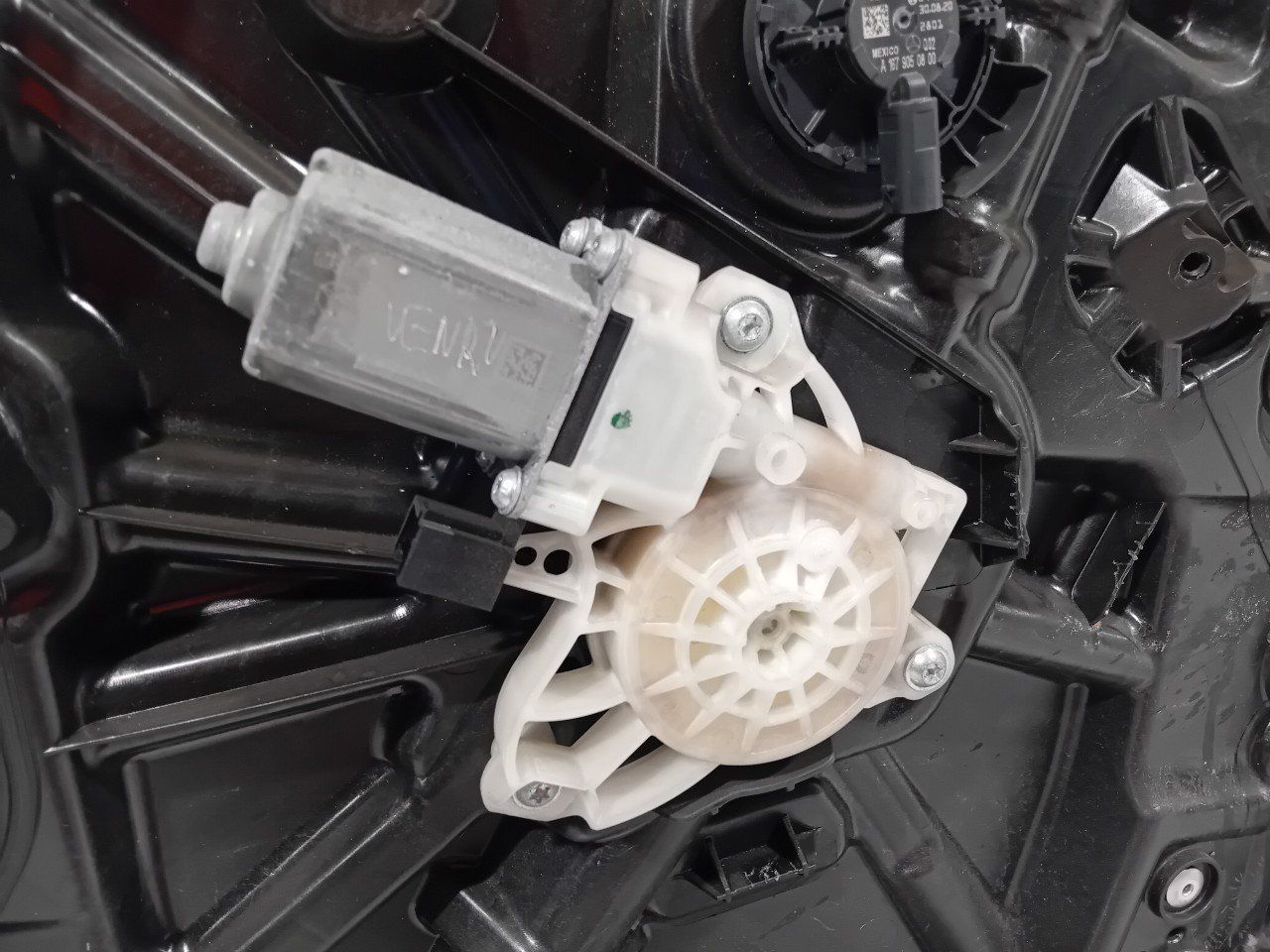 Raammechaniek elektrisch rechts voor Mercedes-Benz GLB window mechanism usado en Menorca foto 2