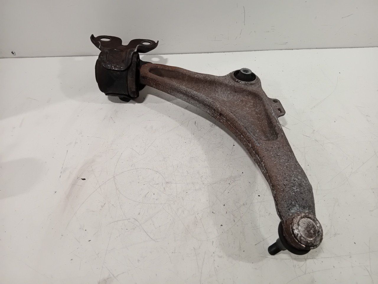 Draagarm links voor Volvo V60 support arm usado en Menorca foto 2