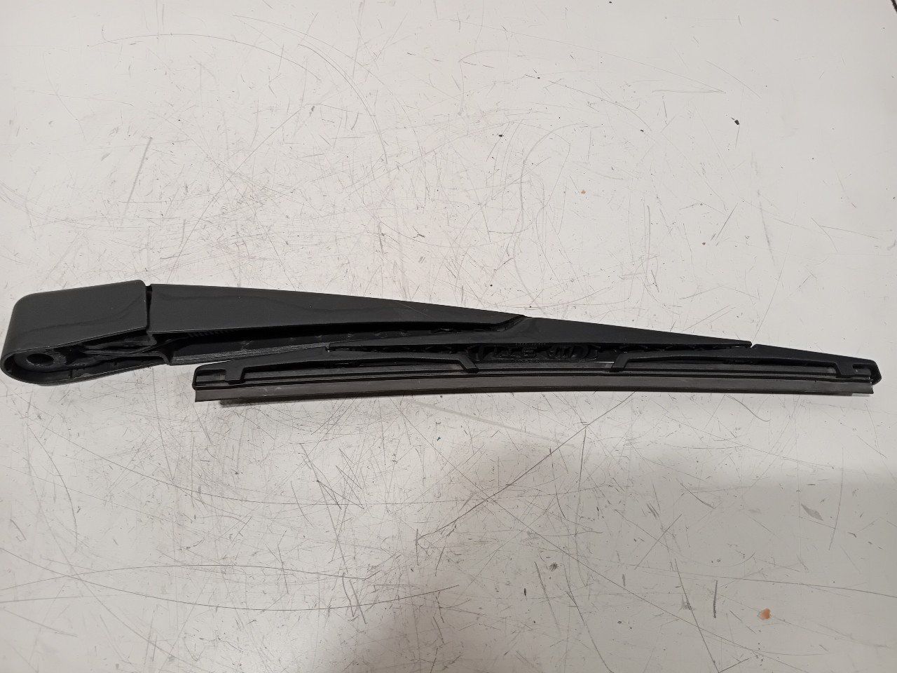Ruitenwisserarm achterruit Peugeot 3008 windscreen wiper arm usado en Menorca