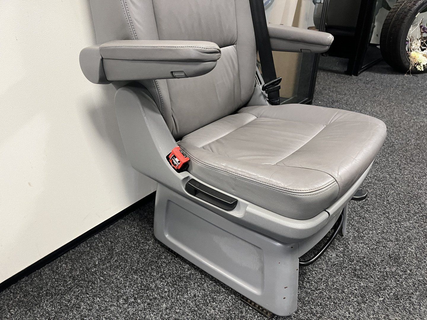 Volkswagen Multivan / Transporter draaistoel bijrijders stoel Luxe stoel Passagiersstoel Draai plato Comfortstoel Stoel Stoelen Lendesteun Armsteun Passagierstoel Bijrijderstoel Bestuurderstoel seat single usado en Menorca foto 5