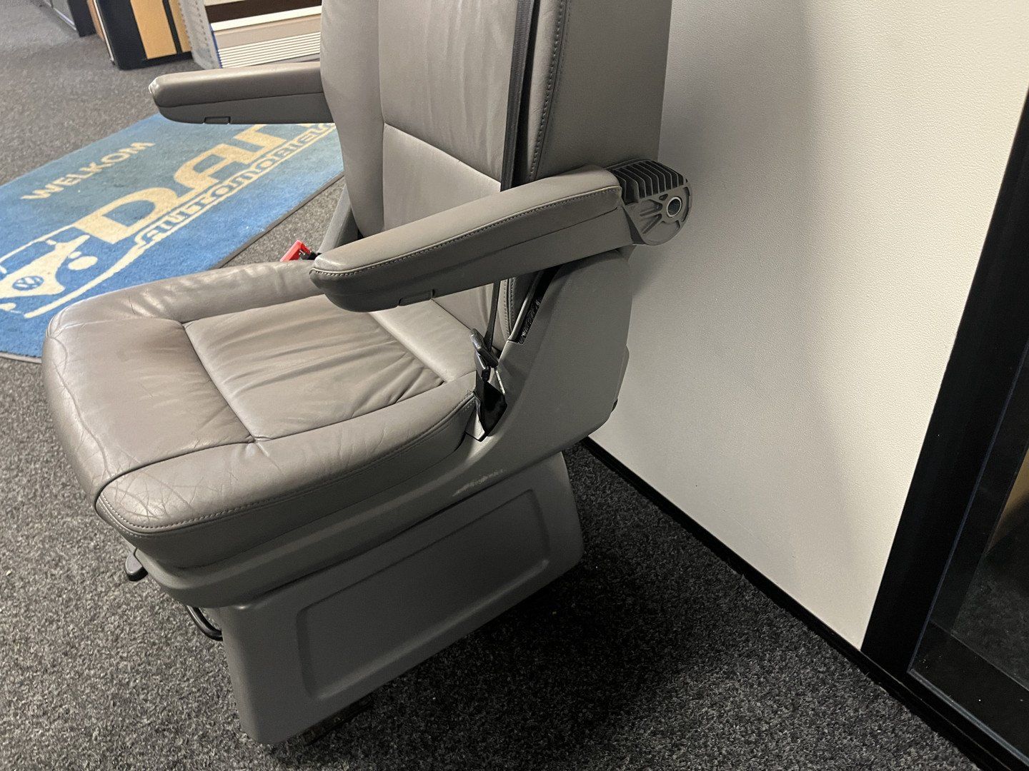 Volkswagen Multivan / Transporter draaistoel bijrijders stoel Luxe stoel Passagiersstoel Draai plato Comfortstoel Stoel Stoelen Lendesteun Armsteun Passagierstoel Bijrijderstoel Bestuurderstoel seat single usado en Menorca foto 4