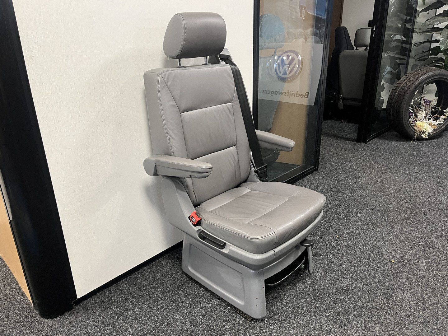 Volkswagen Multivan / Transporter draaistoel bijrijders stoel Luxe stoel Passagiersstoel Draai plato Comfortstoel Stoel Stoelen Lendesteun Armsteun Passagierstoel Bijrijderstoel Bestuurderstoel seat single usado en Menorca foto 2