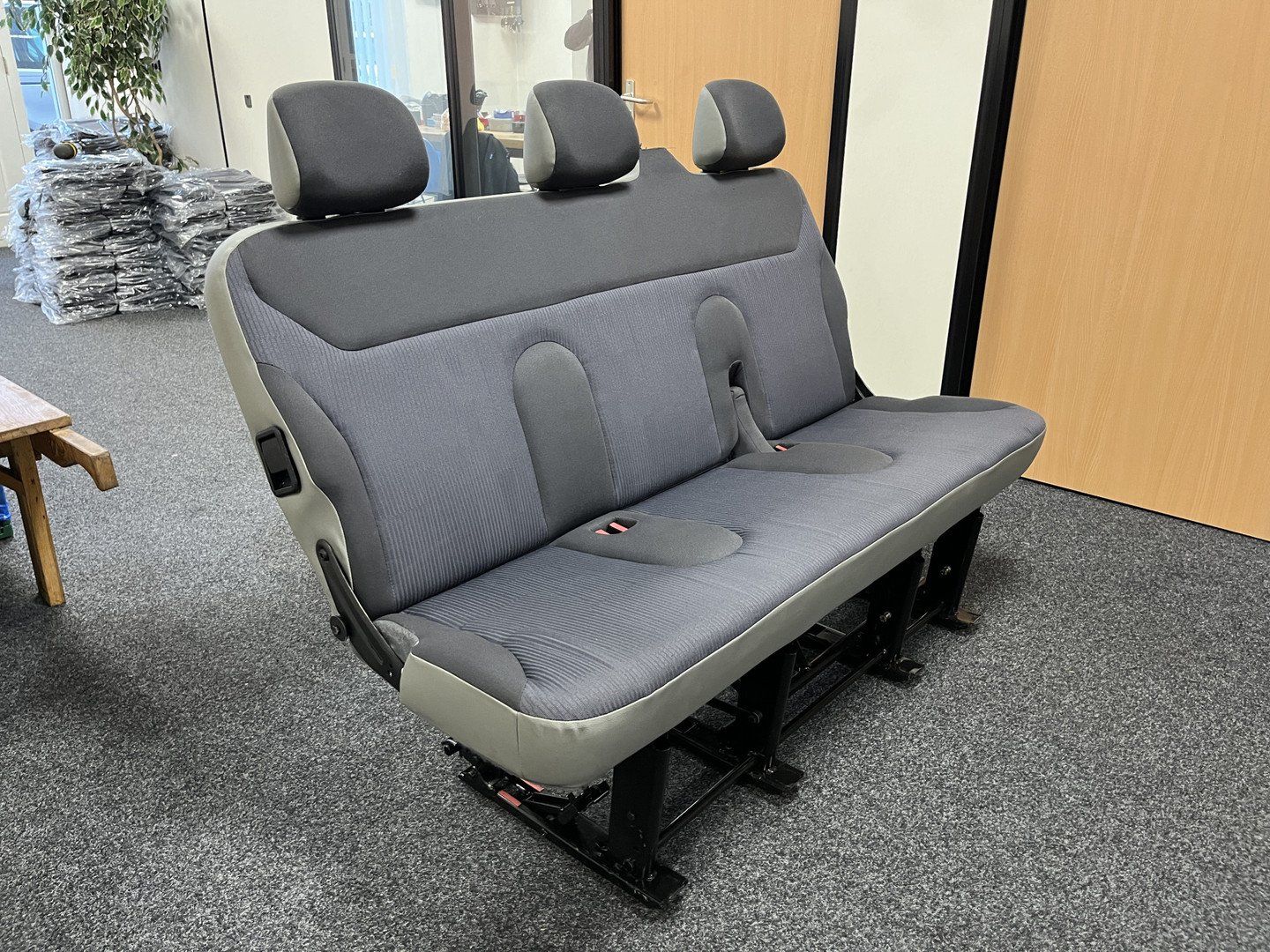 Renault Trafic Opel Vivaro Achterbank Bank Bijrijdersbank Comfort bank 3-Persoons backseat usado en Menorca foto 2