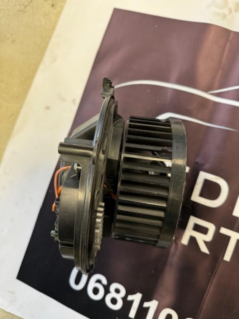 Volkswagen Seat Skoda Audi Aanjager Kachel Motor 5Q0907521 heater engine booster usado en Menorca foto 3